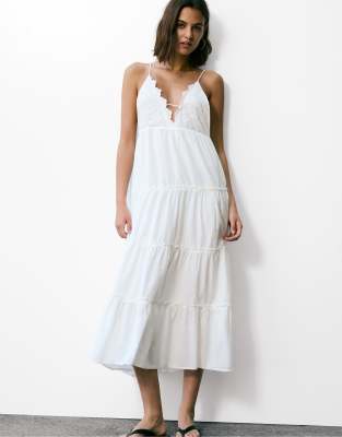 Pull & Bear - Midikleid in Weiß mit Stickerei und schmalen Trägern
