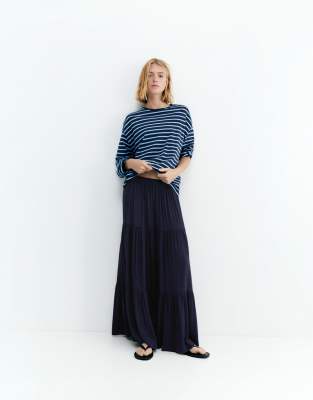 Pull & Bear - Midirock in Marineblau mit Bahnendesign