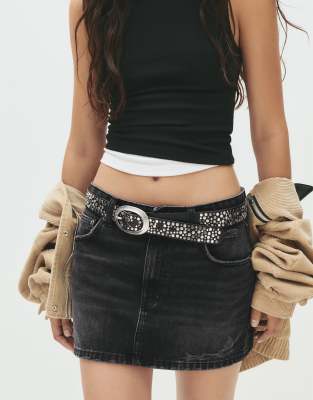 Pull & Bear - Mini-Jeansrock in Schwarz mit Zierrissen