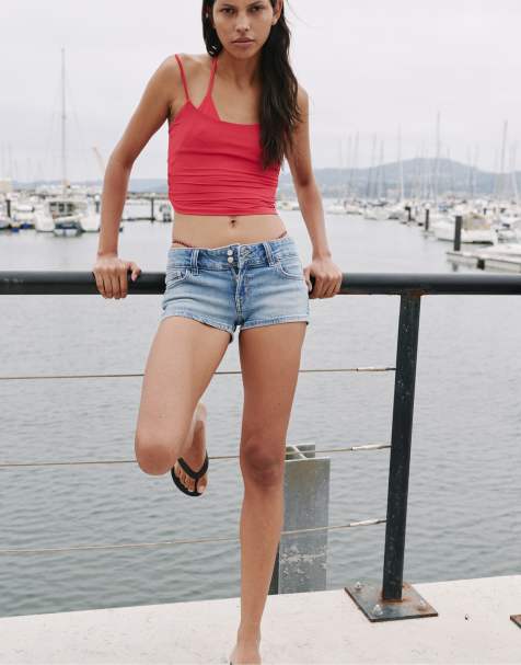 Pull&Bear – Mini-Jeansshorts in Blassblau mit zwei Knöpfen - view 1