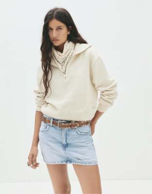 Pull & Bear - Minirock aus Denim in Blassblau mit Zierrissen