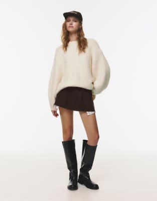 Pull & Bear - Minirock in Burgunderrot mit Taschen und ausgefranstem Saum