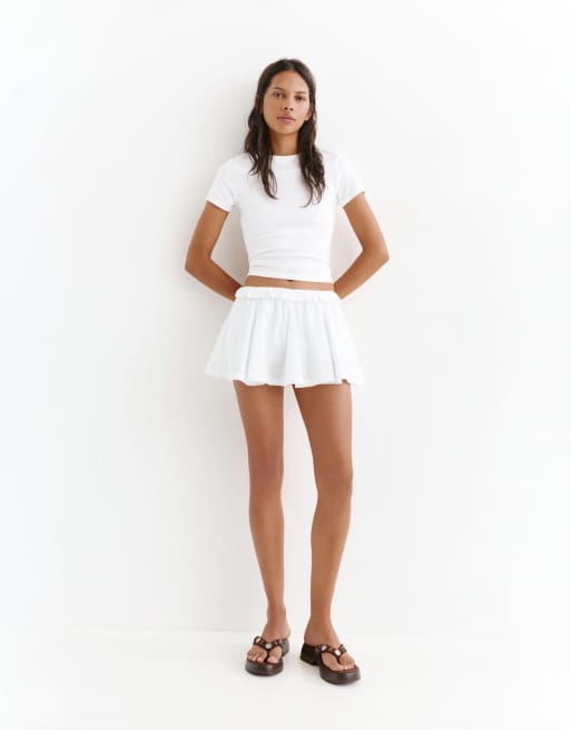 Pull&Bear – Minirock in Eisweiß mit „Swiss“-Stickerei, 2 von 4