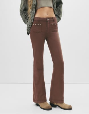 Pull & Bear - Mit Nieten besetzte Bootcut-Jeans in Braun-Brown