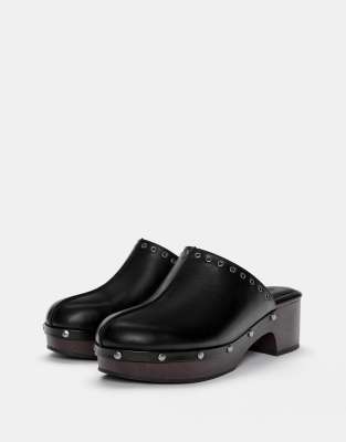 Pull & Bear - Mit Nieten besetzte Clogs in Schwarz