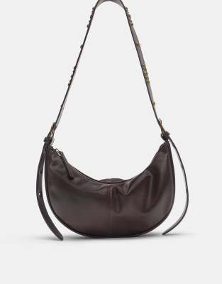 Pull & Bear - Mit Nieten besetzte Umhängetasche in Braun-Brown