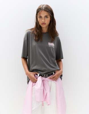 Pull & Bear - Mochis - T-Shirt in verblasstem Schwarz-Grau