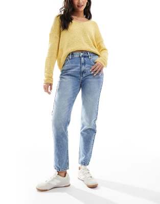 Pull & Bear - Mom-Jeans in Blau mit hohem Bund