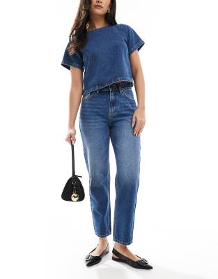 Pull & Bear - Mom-Jeans in Blau mit hohem Bund