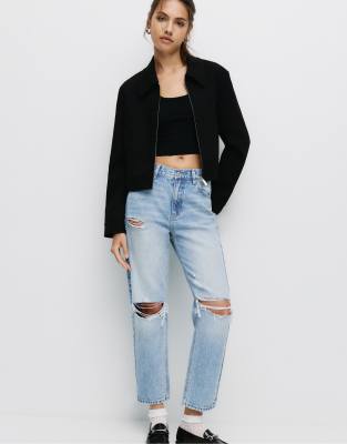 Pull & Bear - Mom Jeans in Blau mit Zierrissen