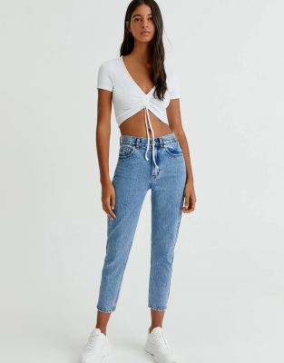 Pull & Bear - Mom-Jeans in Hellblau mit hoher Taille