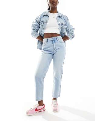 Pull & Bear - Mom-Jeans in Mittelblau mit hohem Bund