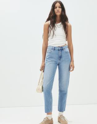 Pull & Bear - Mom-Jeans in Mittelblau mit hohem Bund
