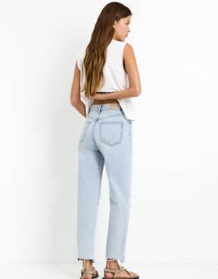 Pull & Bear - Mom-Jeans in verblasstem Blau mit Rissen