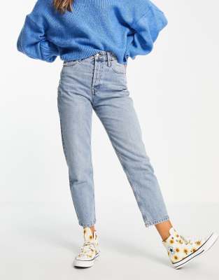 Pull & Bear - Mom-Jeans in verwaschenem Blau mit hoher Taille und verdecktem Knopfverschluss vorne