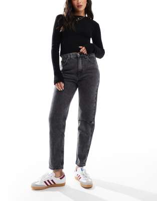 Pull & Bear - Mom-Jeans in verwaschenem Grau mit Knierissen