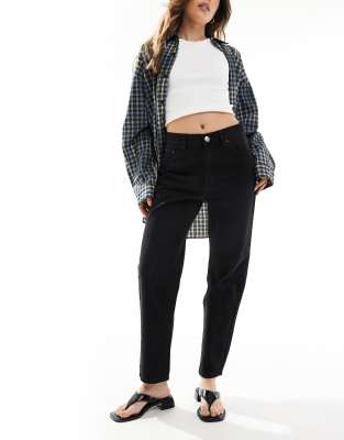Pull & Bear - Mom-Jeans in verwaschenem Schwarz mit hohem Bund