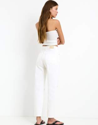 Pull & Bear - Mom-Jeans in Weiß mit Rissen