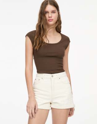 Pull & Bear - Mom-Jeansshorts in Beige mit umgeschlagenem Saum-Neutral
