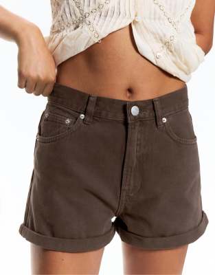 Pull & Bear - Mom-Jeansshorts in Braun mit umgeschlagenem Saum