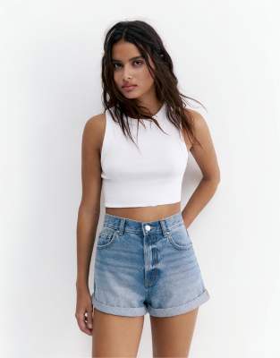 Pull & Bear - Mom-Jeansshorts in Mittelblau mit umgeschlagenem Saum