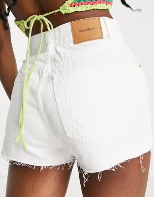 Pull & Bear - Mom-Jeansshorts in Weiß mit Rissen