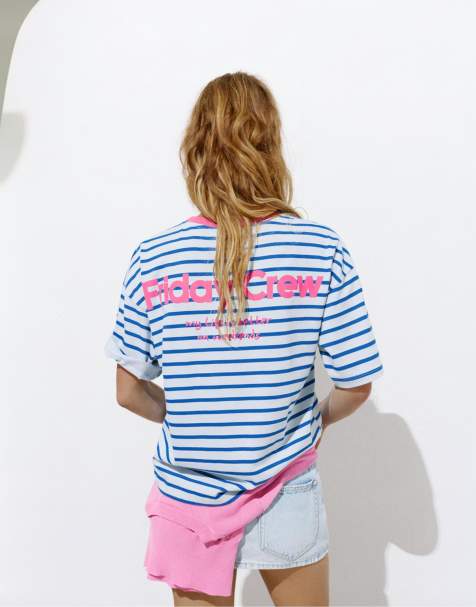 Pull&Bear – Mörkblå, randig t-shirt med 'Friday Crew'-tryck - view 1