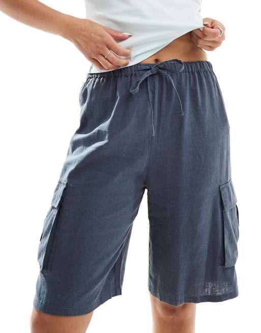 Pull&Bear – Mörkgrå, långa cargoshorts i linnestil