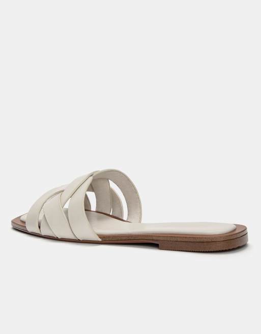Pull&Bear – Naturvita, platta toffelsandaler med korsade band, 2 av 4