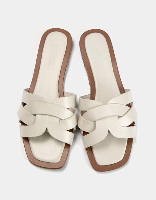 Pull&Bear – Naturvita, platta toffelsandaler med korsade band, 3 av 4