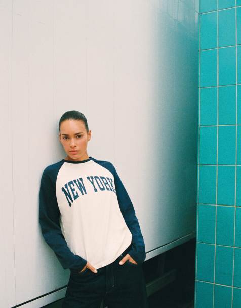 Pull&Bear New york t-shirt raglan in ecru/blu - view 1