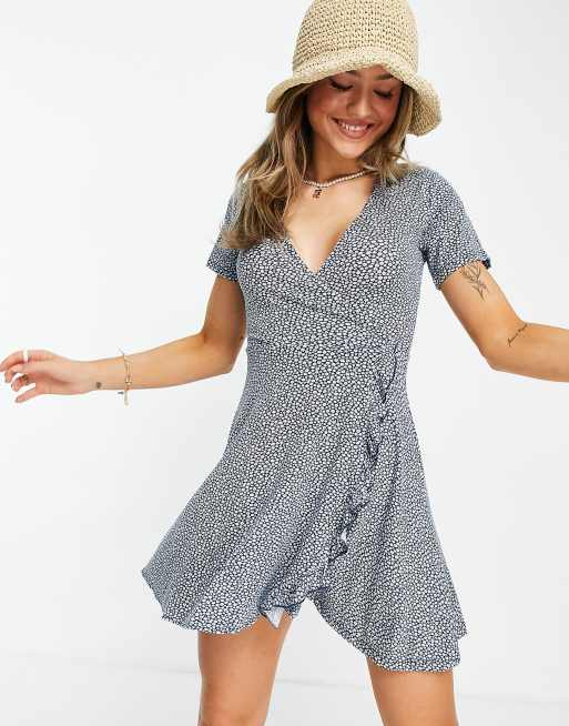 Pull&Bear – Niebieska sukienka mini z dekoltem w kształcie litery V i kwiatowym wzorem, 3 z 4
