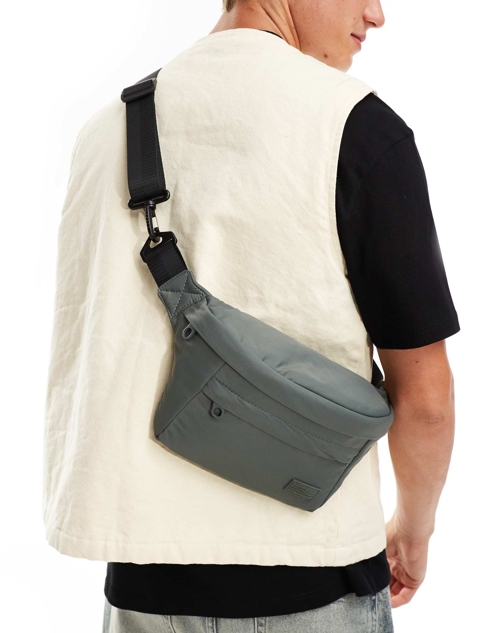 Поясная сумка из нейлона Pull-Bear серого цвета 4390₽