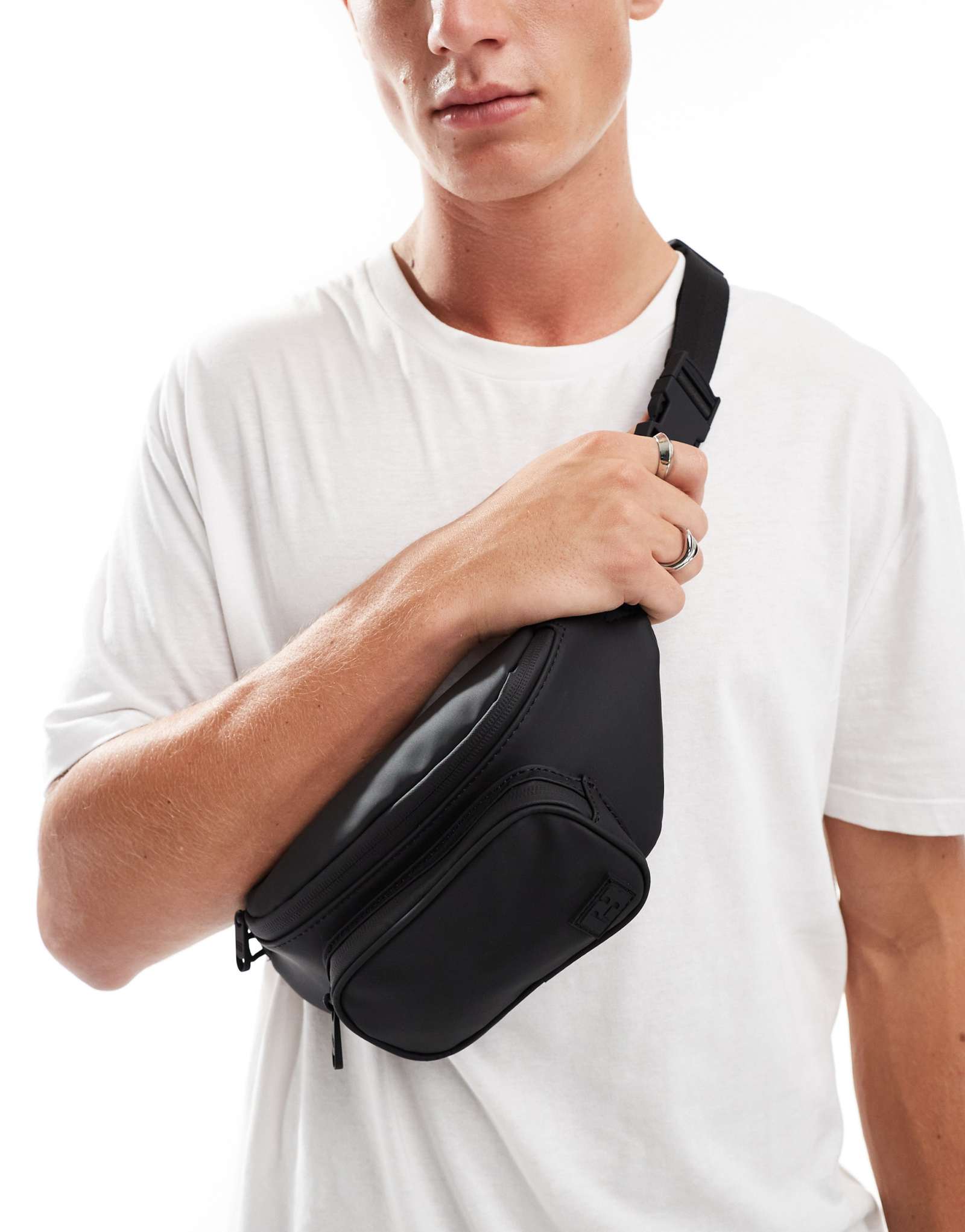 Поясная сумка из нейлона Pull-Bear с передним карманом черного цвета 5490₽