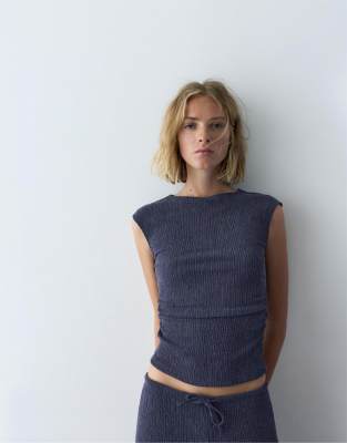 Pull & Bear - Oberteil aus Crepe in Marineblau