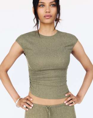 Pull & Bear - Oberteil aus Krepp in hellem Khaki-Grün