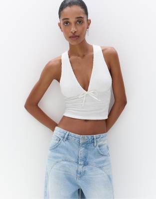 Pull & Bear - Oberteil aus Kreppstoff in Weiß mit Schleife