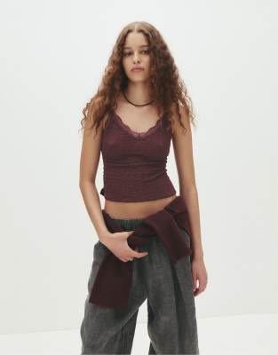 Pull & Bear - Oberteil in Burgunderrot mit Spitzenbesatz und Trägern