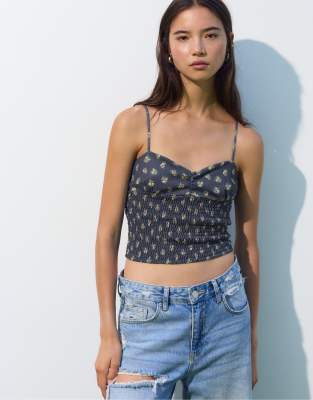 Pull & Bear - Oberteil in Marineblau mit Blumenmuster und Riemchenträgern