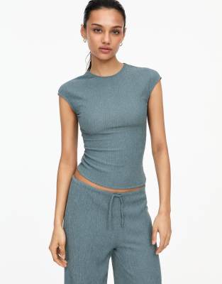 Pull & Bear - Oberteil in Mittelblau aus Kreppstoff