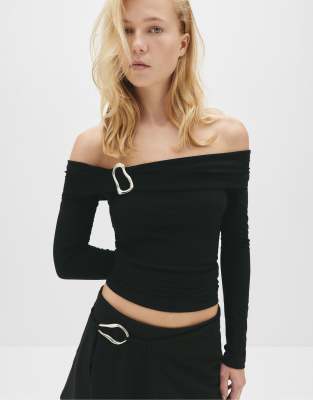 Pull & Bear - Oberteil in Schwarz mit Carmen-Ausschnitt und Schnalle