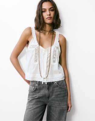Pull & Bear - Oberteil in Weiß mit Spitzenbesatz