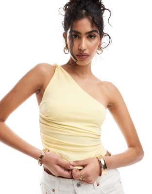 Pull & Bear - Oberteil in Zartgelb mit One-Shoulder-Träger und asymmetrischem Saum