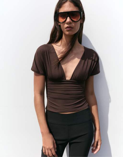 Pull&Bear Oberteil mit V-Ausschnitt und Raffungen in Braun, 4 von 7