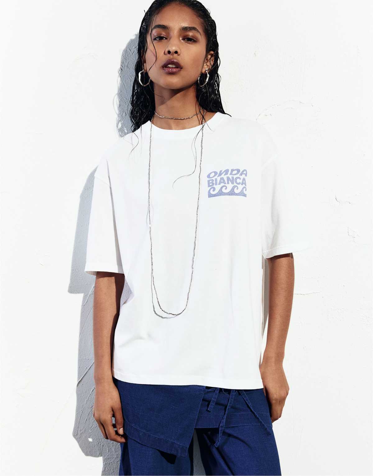 Pull&Bear onda bianca print t-shirt in white