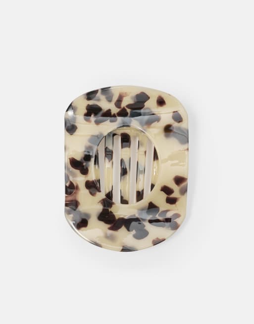 Pull&Bear Oval tortoiseshell-effect hair clip in brown, 2 of 5