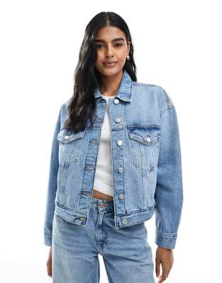 Pull & Bear - Oversize-Jeansjacke in hellblauer Waschung