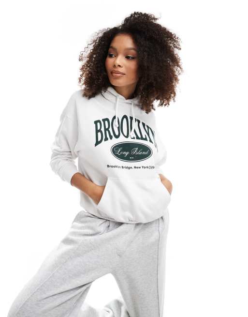 Pull&Bear – Oversize-Kapuzenpullover in Weiß mit „New York“-Grafikprint