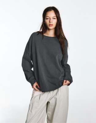 Pull & Bear - Oversize-Langarmshirt in Dunkelgrau