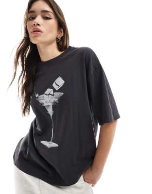 Pull & Bear - Oversize-T-Shirt in gewaschenem Dunkelgrau mit Martini-Glas-Grafik